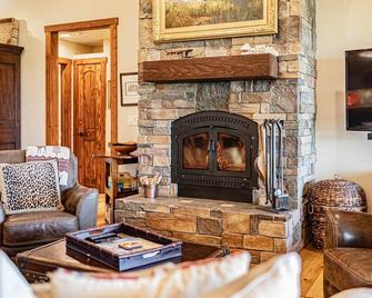 Upscale Hot Tub Wildlife Views - Victor - Salon