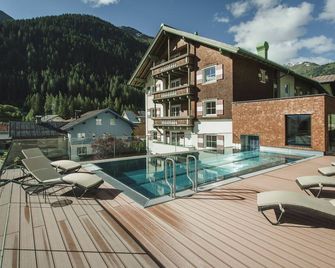 Hotel Schwarzer Adler - Sport & Spa - זנקט אנטון אם ארלברג - בריכה