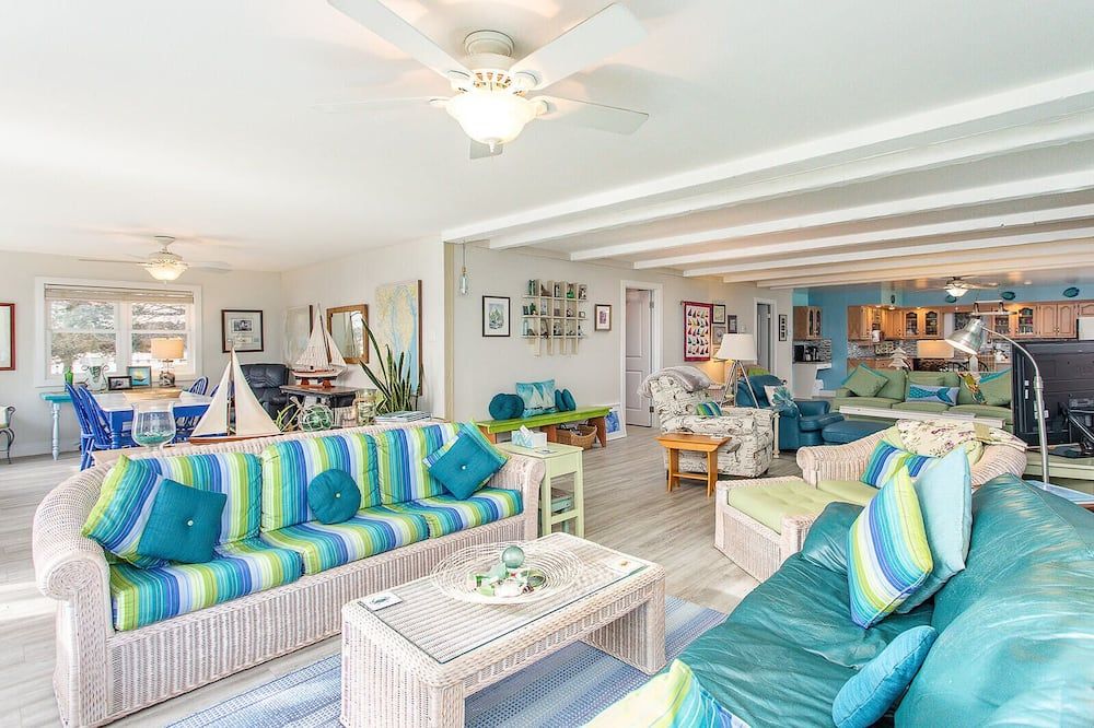 Water Front Retreat - Sunrise and Sunset Water Views - Lots of Amenities - Chestertown - Living room