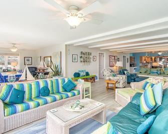 Water Front Retreat - Sunrise and Sunset Water Views - Lots of Amenities - Chestertown - Living room