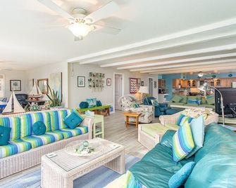 Water Front Retreat - Sunrise and Sunset Water Views - Lots of Amenities - Chestertown - Living room