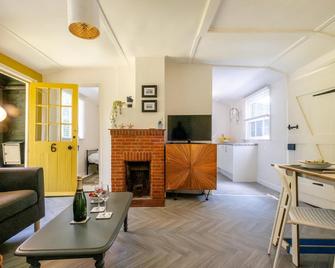 6 Uplands - Thorpeness - Living room