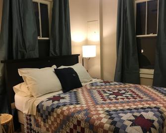 Tree House Apartment located in Mountain Top Town..gateway to New River Gorge. - Oak Hill - Bedroom