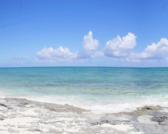 Orange Hill Beach Inn - Nassau - Beach