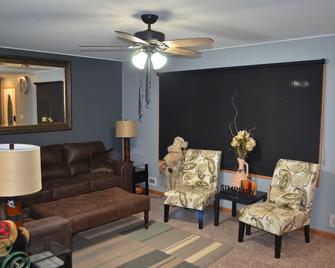 Airview House a Beautifully furnished home in quiet neighborhood - Sergeant Bluff - Living room