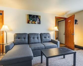 3 Mi to Lambeau Field Ideally Located Townhome! - Green Bay - Living room