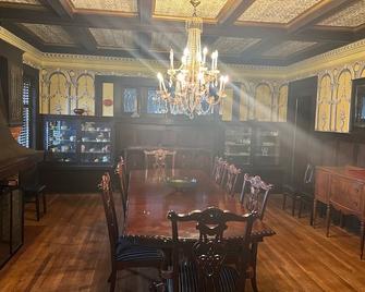 Historic Mansion In The Scarritt Renaissance District - Kansas City - Comedor