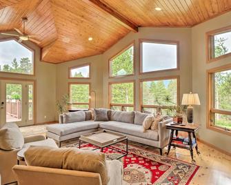1 Mi to Ski Breckenridge Home with View and Hot Tub - Breckenridge - Living room