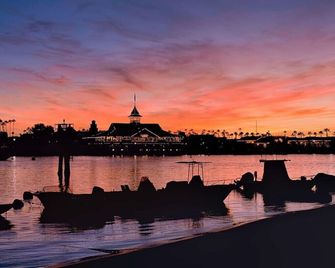 Cozy Condo With New AC, Steps from Balboa Ferry and Peninsula Beach Access - Newport Beach - Piscine