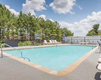 Days Inn & Suites by Wyndham Marshall - Marshall - Uima-allas