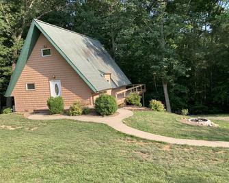 Nice A-Frame cabin located in an isolated area. Borders Patoka Lake property. - Celestine - Edifici