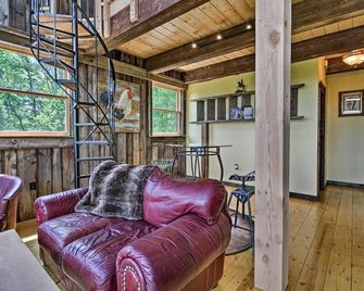 Red Sweetheart Barn Studio with Mtn and River Views! - Putney