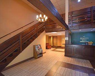 Quality Inn near Mammoth Mountain Ski Resort - Mammoth Lakes - Front desk