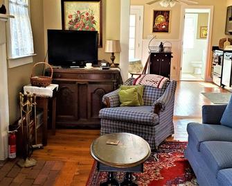 Serenity and adventure at historic Blue Ridge Farm - Sperryville - Living room