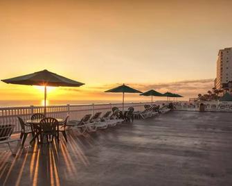 Daytona Bike Week, Royal Floridian-Beach Front 2-bedroom, 2 bath condo, sleeps 6 - Ormond Beach - Patio