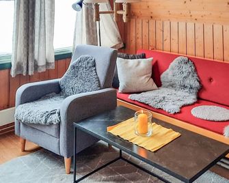 Stunning home in Heggenes - Heggenes - Вітальня