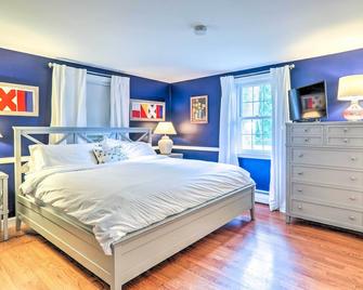 Yarmouth Cottage w/ Grill & Yard, Walk to Beach - Yarmouth - Bedroom