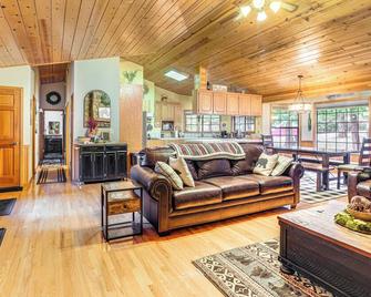 Fire Pit, Gazebo and Grill Family Cabin in Arnold! - Arnold - Sala de estar