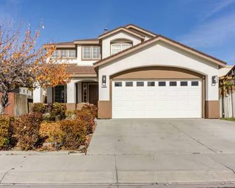 Spacious 4-bedroom house in brilliant Carson City with WiFi, AC. - Carson City - Building
