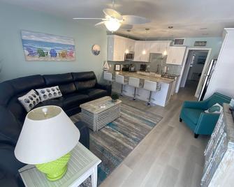 Beachfront Condo On Quiet Treasure Island- 1 Bed - Treasure Island - Sala de estar