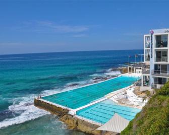 Sunny Bondi Studio with Garage, Balcony and Pool - Bondi - Pool
