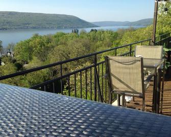 Canandaigua Lake Front Cliffside Condo: Bristol Harbour, Beach & Skiing! - Canandaigua - Varanda