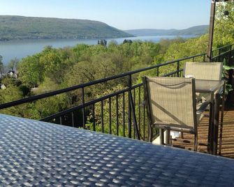 Canandaigua Lake Front Cliffside Condo: Bristol Harbour, Beach & Skiing! - كاناندياجو - شرفة
