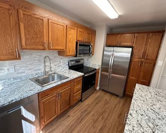3-bedroom townhome Summer Rental in fabulous Hyattsville with WiFi, AC - Hyattsville - Kitchen