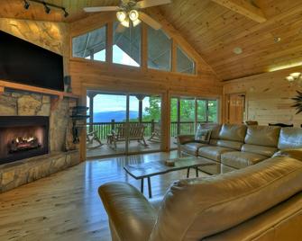 Hummingbird Haven - Chatsworth - Living room