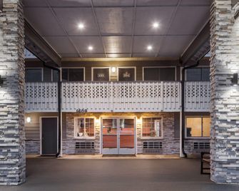 Basecamp Puyallup a Travelodge by Wyndham - Puyallup - Building