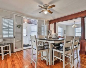 Tuscan Village Charming Home Steps From it All - Salem - Dining room