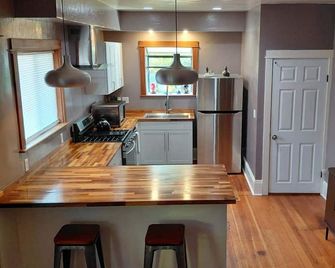 Inviting 2-bedroom, 1-bathroom house with large backyard and WiFi in Corvallis - Corvallis - Kitchen