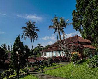 Royal Hotel and Villas Trawas - Trawas - Vista del exterior
