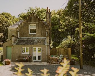 Artful Retreat: Artemisia Lodge with Vast Garden on Seaside Estate - 포트페트릭 - 건물