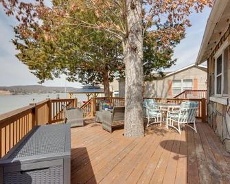 Cozy Camdenton Cottage with Deck and Boat Dock Access! - Camdenton - Balcón