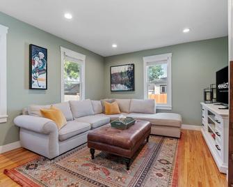 Minnestay Chaska Charmer - Chaska - Living room