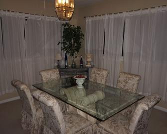 Pyramid House, This 2,000 Sq Ft, 2 BR Suite Option is a One of a Kind Rental - Clear Lake - Essbereich