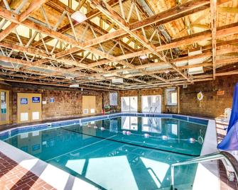 Family-Friendly Waterfront Studio w/ High-Speed WiFi, Marina View, & Kitchenette - Newport - Alberca
