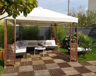 Maison/ Jardin, Proche Paris, Jeux Olympiques, Château de Versailles-8 Personnes - Verneuil-sur-Seine - Patio