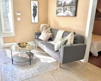 Cozy 1 Bedroom Suite - Vancouver - Living room