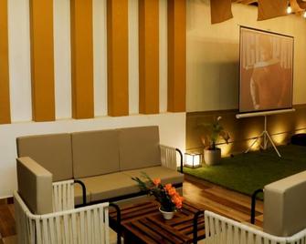 Luxurious Villa -in Madurai - Madurai - Living room