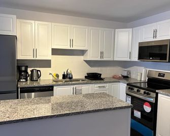 Forget your worries in this cozy four bedroom home close to Rockland golf club - Clarence-Rockland - Cocina