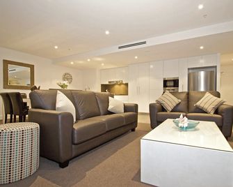 Kirra Surf Apartments - Coolangatta - Living room