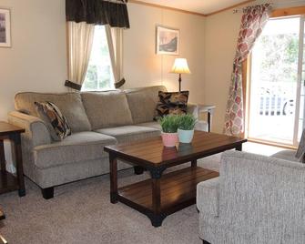 At Home Base I, 1 of 4 units. You'll feel right at home, 1/2 mile to Dreams Park - Milford - Sala de estar