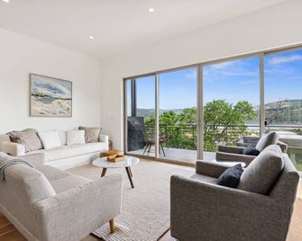 Lovely 4 story TH in downtown HR, Views of the Columbia - Hood River - Living room