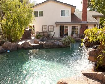Huge California Dream Home with Pool Near Malibu Universal/Hollywood/Disneyland - Agoura Hills - Pool