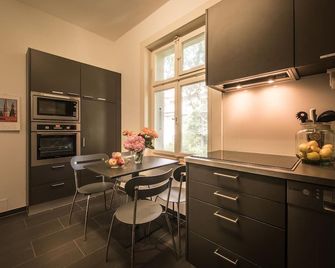 Max Aviation Villa & Apartments - Bern - Kitchen