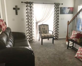 Cozy Suite in the Heart of Amish Country - New Holland - Living room