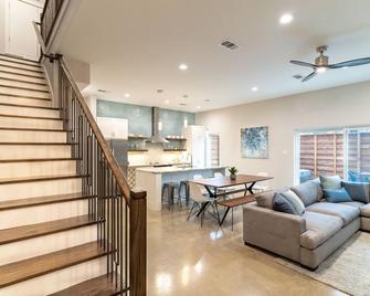 Luxury Modern Dallas Oasis with Hot Tub - Dallas - Living room
