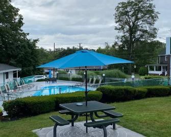 بروكسايد موتل - لاكي جورج - حوض السباحة